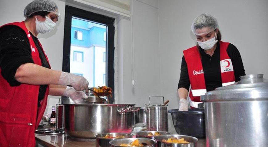 Kars’ta Kızılay’ın gönüllü kadınlarından anne eli iftarı Her gün onlarca aileye sıcak yemek ulaştırılıyor