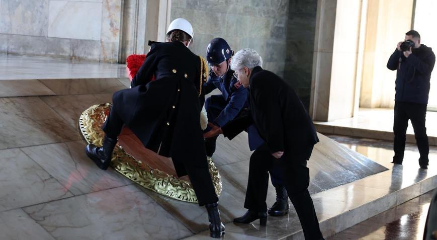 Bakan Gülerin eşi Demet Güler, kadın subaylarla Anıtkabiri ziyaret etti
