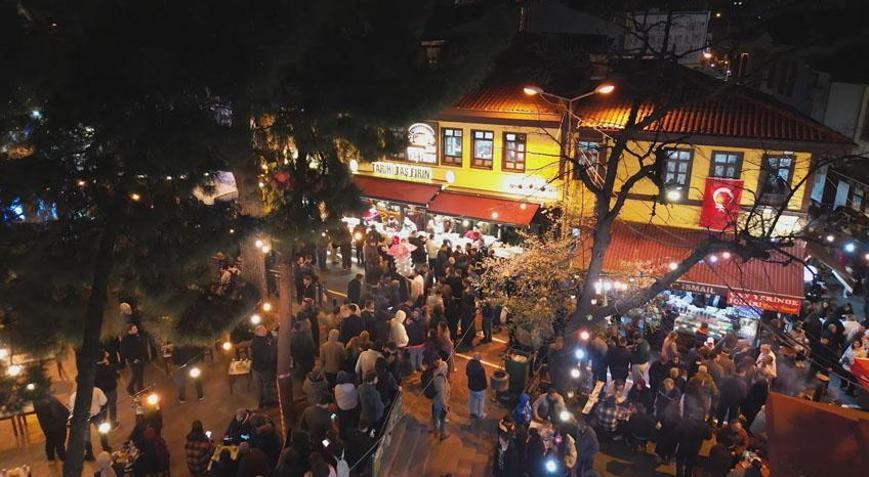 Bursa’da sahur geleneği meydanı doldurdu Coğrafi işaretli lezzet için akın ettiler