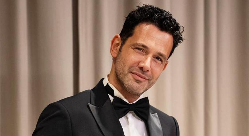 Keremcem’in 'ev adamı' halleri: Kedisiyle mutfağa girdi!