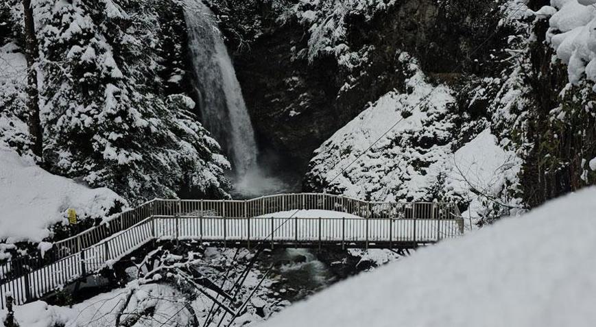Kar geri döndü: Köy yolları kapandı, her yer beyaza büründü