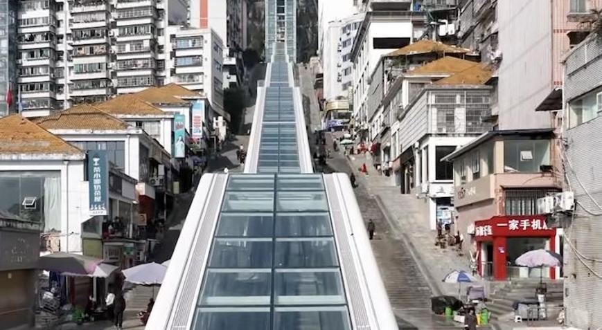 Dünyanın en uzun açık hava yürüyen merdiveni açıldı: 80 katlı bina yüksekliğinde