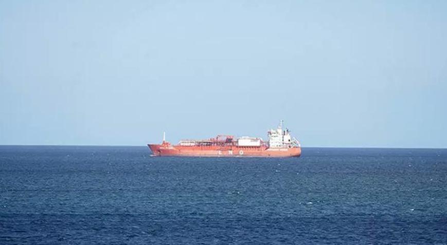 BAE açıklarındaki bir gemiye daha şüpheli saldırı Yangın çıktı, hasar tespiti yapılamıyor