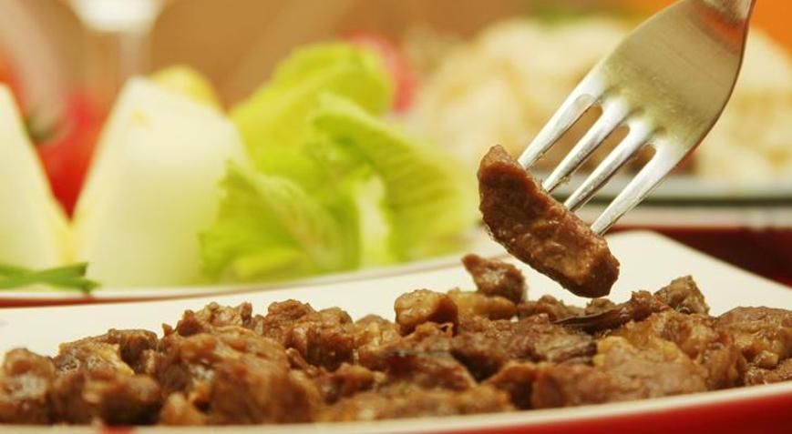 Mersin'de belediye aşevinde skandal! Dağıtılan kavurmadan 'yarış atı çipi' çıktı - Son Haberler - Milliyet