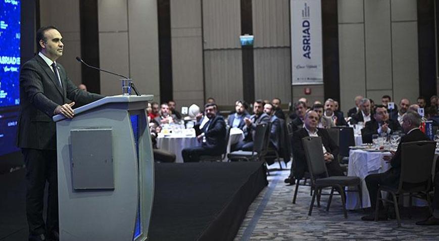 Bakan Kacır: Kendi istikametimizle yolumuza devam etmek için güçlü olmak zorundayız