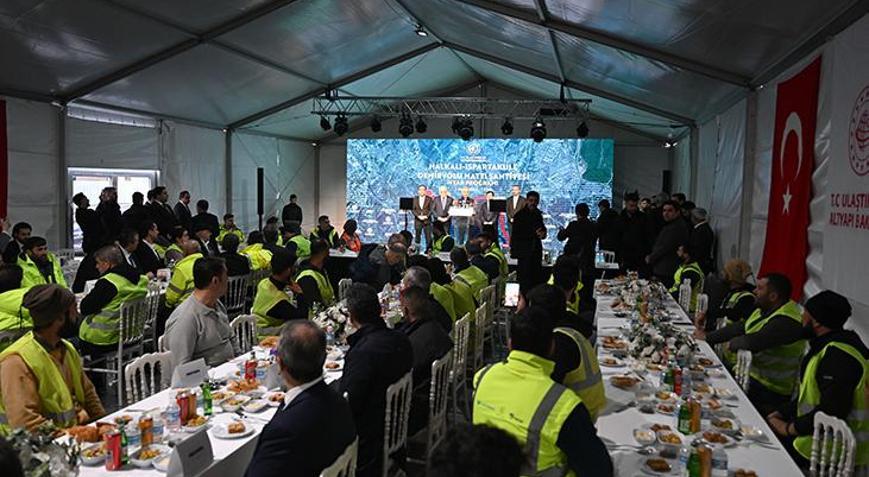Bakan Uraloğlu Halkalı-Ispartakule Demiryolu Hattı şantiyesinde çalışanlarla iftar yaptı