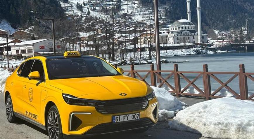 Görenler telefonuna sarıldı: TOGG, Trabzonda ilk kez taksi oldu