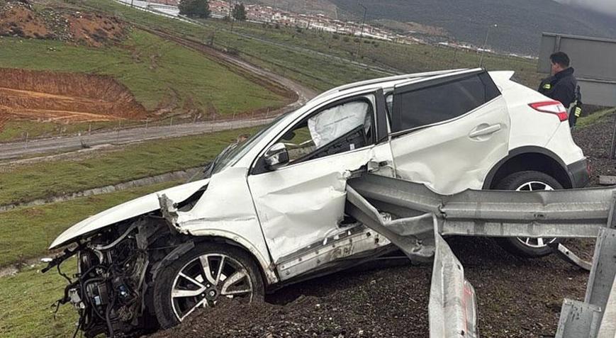 Bariyer otomobile ok gibi saplandı Ölü ve yaralılar var