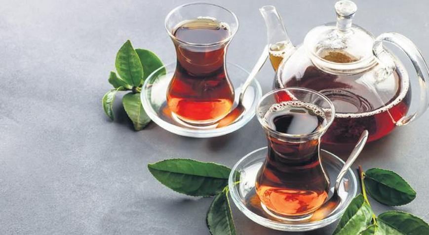 Çek bir demli çay cam demlikten