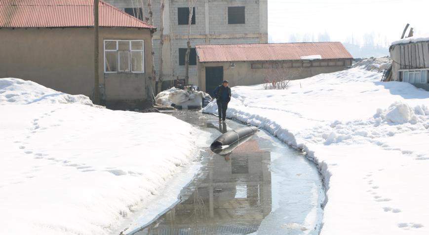 Yüksekovada sağanak sonrası rögarlar taştı; bazı evleri su bastı