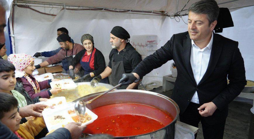 Tutdere, iftar çadırında vatandaşlarla bir araya geldi