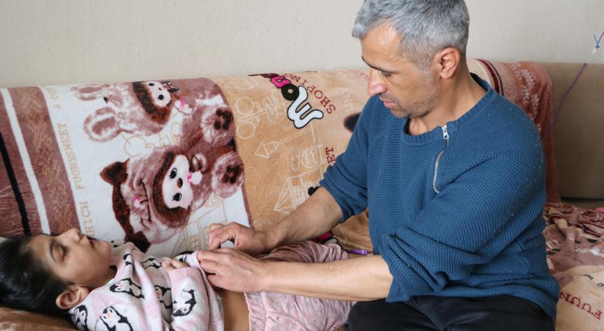 Biri engelli 4 çocuğuna hem annelik hem babalık yapıyor
