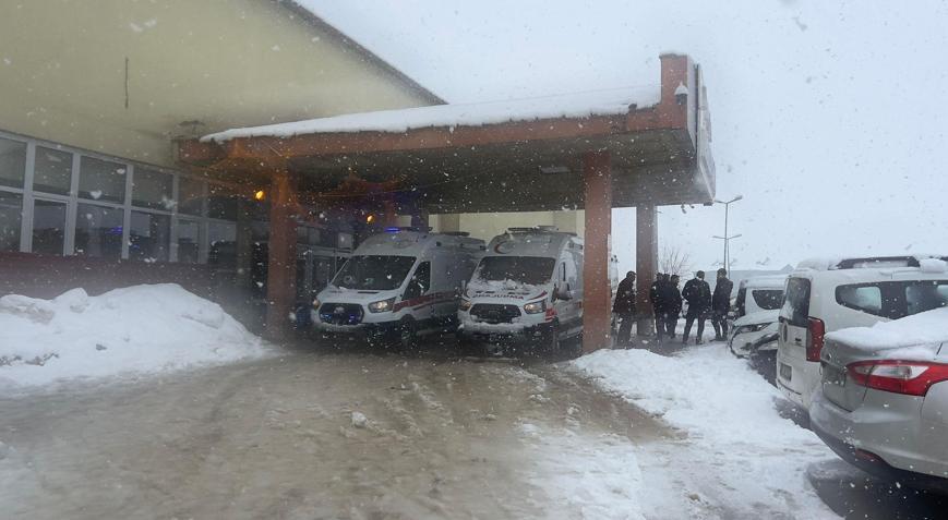 Yüksekovada otomobille kamyonet çarpıştı: 1 ölü, 8 yaralı