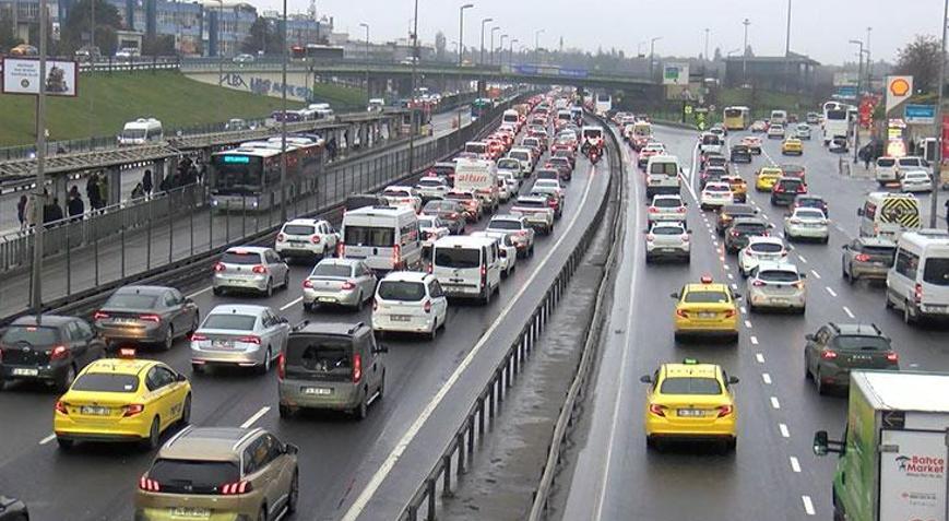 İstanbul’da bayram sonrası pazartesi trafiği Belirli noktalarda durma noktasına geldi