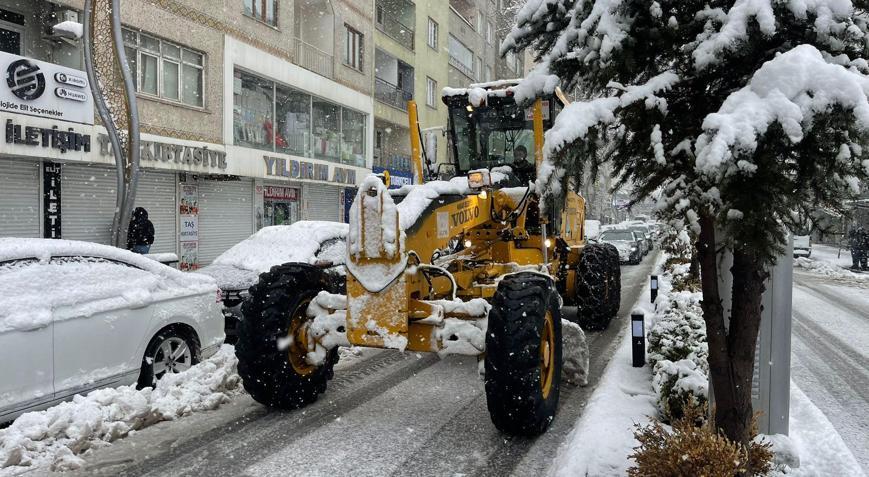 Hakkaride 82 yerleşim yerinin yolu ulaşıma kapandı