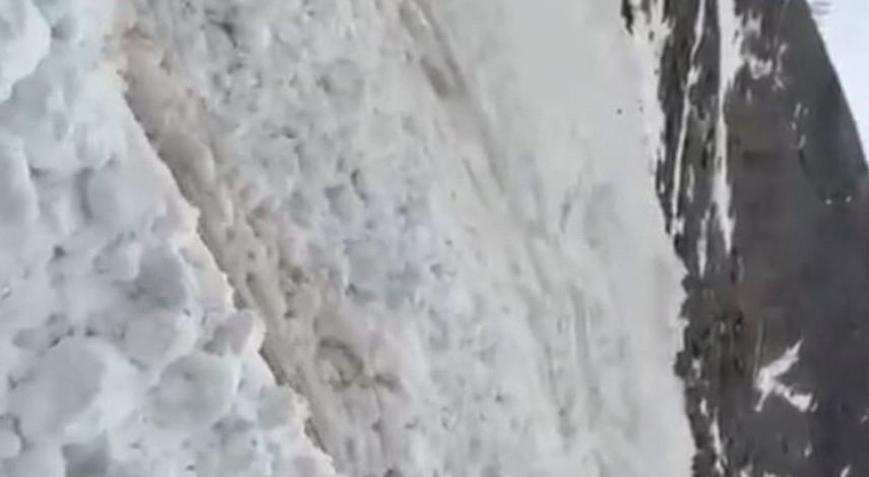 Hakkaride köy yakınına çığ düşme anı görüntülendi