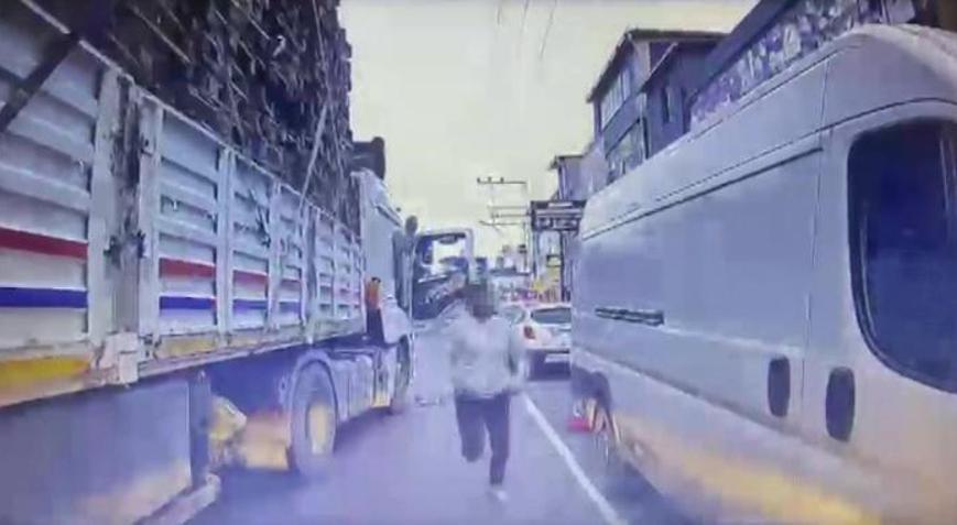 Trafikte dehşet Baba-oğul TIRdan indi, bıçak çekti: Tutuklandılar