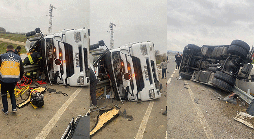 Feci kaza Ayçiçek yağı yüklü TIR devrildi: Sürücü olay yerinde hayatını kaybetti