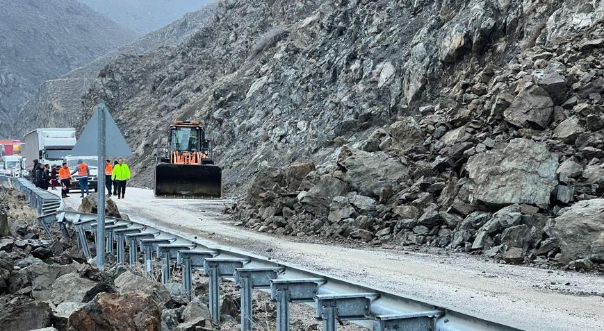 Yüksekova’da heyelan sonrası kapanan yol yeniden ulaşıma açıldı