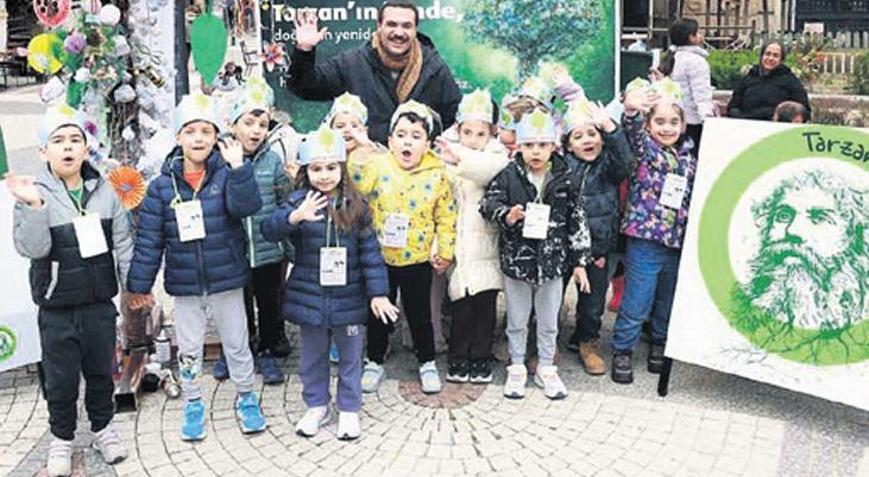 Atıklar renkli ağaca dönüştü