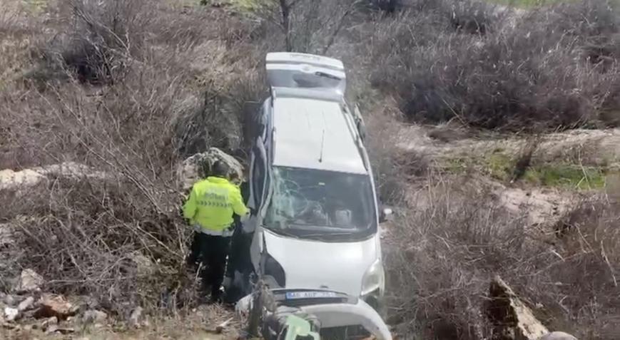 Adıyamanda hafif ticari araç devrildi: 4 yaralı