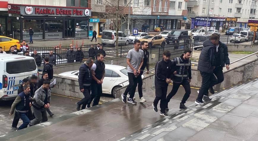 Banka hesabını kiraladığı kişilere ulaşamayınca arkadaşlarını kaçırıp darbettirdi