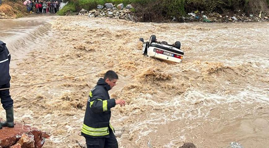 Muğla’da otomobil sel sularına kapıldı: 1 ölü, 1 yaralı