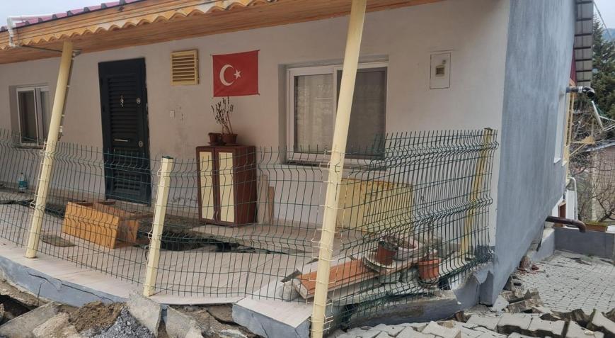 Gece yarısı toprak kaydı Mersinde evler çöktü