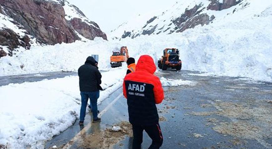 Van-Hakkari yolunda çığ felaketi Gece boyunca süren kritik müdahale sonrası yol açıldı