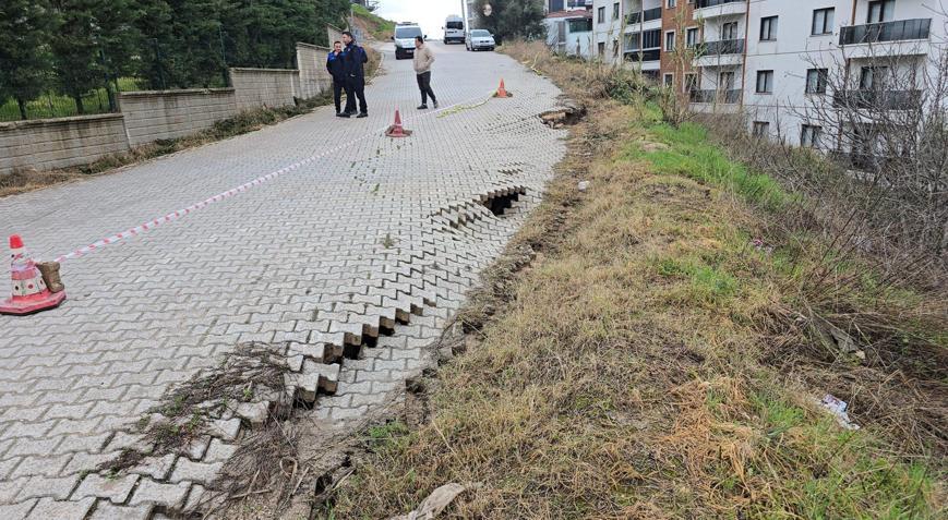 Sağanak sonrası yoldaki çökme, tedirginliğe neden oldu