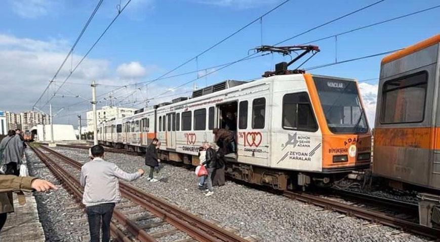 Adanada faciadan dönüldü Raydan çıkan metro vagonu direğe çarptı