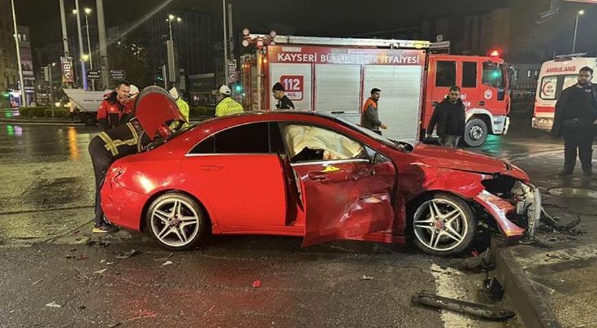 Kayseride feci kaza Hafif ticari araç ile otomobil çarpıştı: 2 yaralı