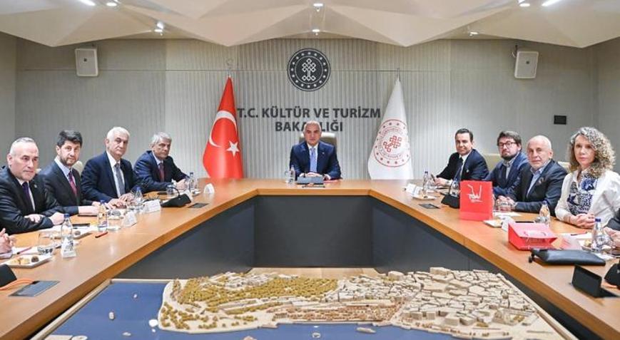 Bakan Ersoydan 2026 turizmi için kritik toplantı Türkiye hazırlıklarını güçlendiriyor