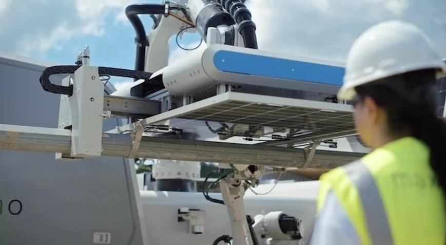 İnşaatta yeni dönem: Robotlar çölde güneş enerjisi panelleri kurdu