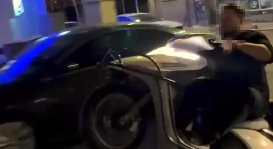 Motosiklet sürücüsünün tek teker üzerinde tehlikeli sürüşü kamerada