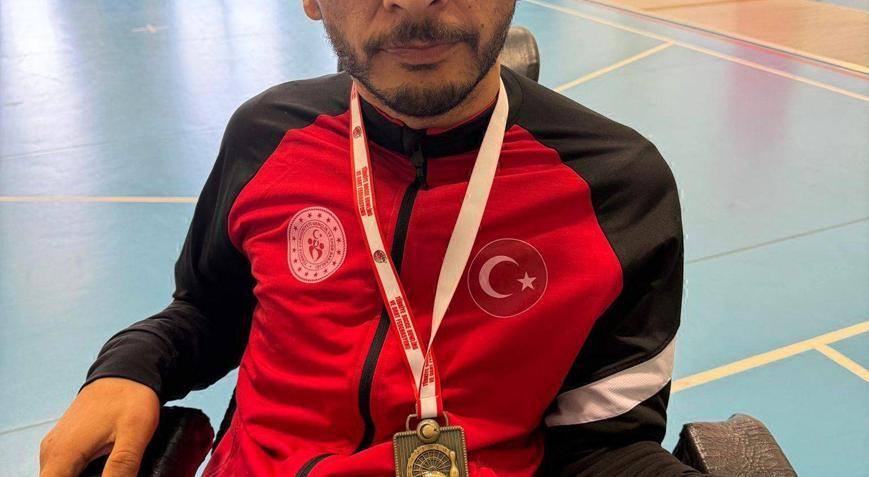 Yıllarca evden çıkmayan bedensel engelli Yücel, tanıştığı boccede stil geliştirip Türkiye şampiyonu oldu