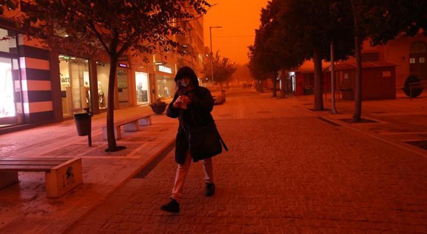 Yunanistan’da film sahnelerini aratmayan görüntü Gökyüzü kırmızıya büründü