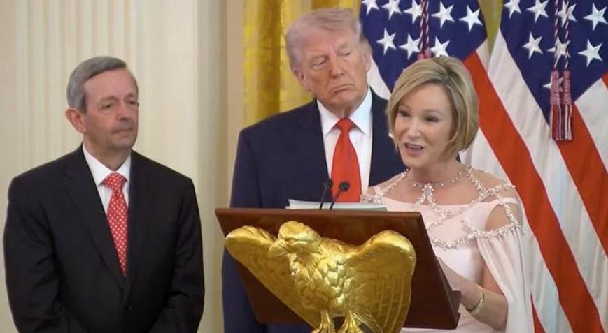 Beyaz Sarayın havası buz kesti: Trumpın danışmanından tartışma yaratan sözler Tıpkı İsa gibi