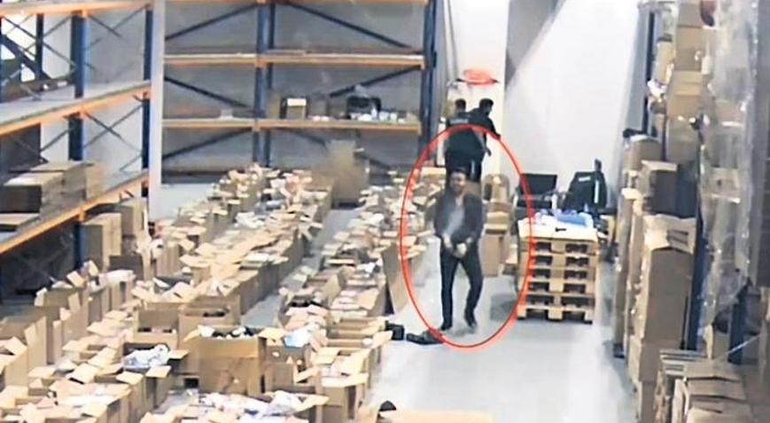Gümrük memurları kendilerine emanet edilen eşyaları çalıp, sattılar Şampanya patlatıp, kutladılar