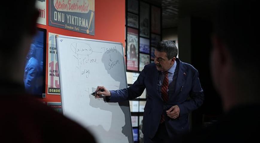 Milli Eğitim Bakanı Tekin lise öğrencilerine ders verdi