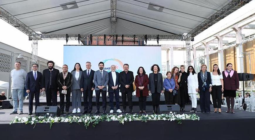 Mutluluğun Bienali kapılarını açtı