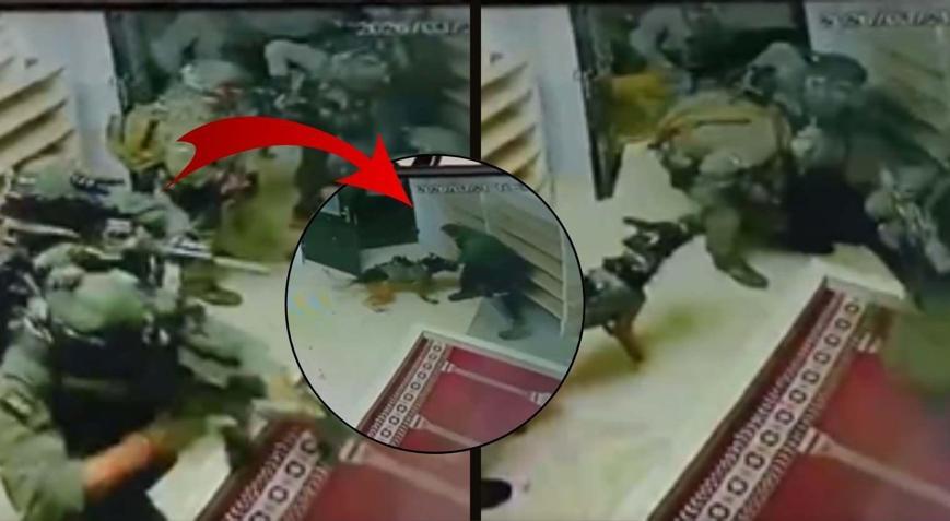 İsrail askerlerinden camiye skandal baskın Ellerini kaldıran Filistinliye köpekle saldırdılar