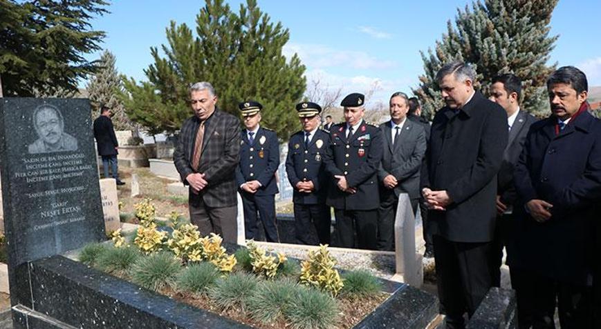 İçişleri Bakanı Çiftçiden Neşet Ertaşın kabrini ziyaret