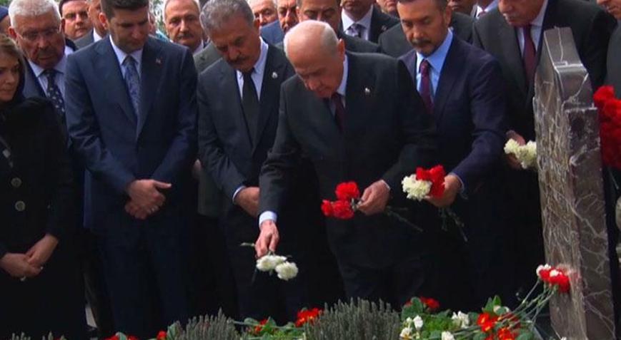 MHP lideri Bahçeliden Türkeşin kabrine ziyaret etti