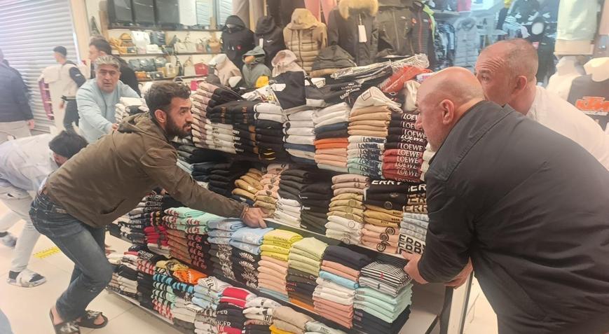 Butikte korku dolu anlar Alevler bir anda yükseldi: Esnaf ürünleri kurtarmak için seferber oldu
