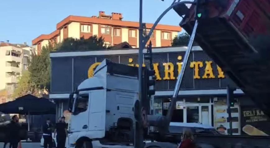 Pendikte caddede yük boşaltan hafriyat kamyonunun dorsesi trafik ışıklarına çarptı
