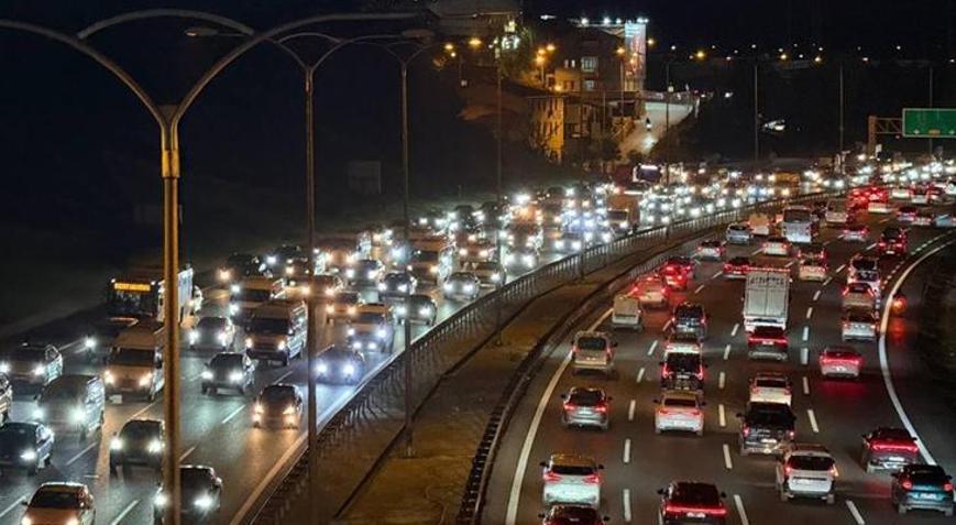 İstanbulda akşam saatlerinde trafik kilit Yoğunluk yüzde 85e yükseldi