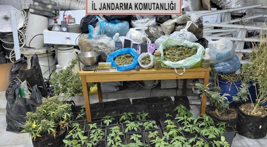 Ev değil uyuşturucu üssü çıktı Kaçak elektrikle kurduğu sistem şaşkına çevirdi