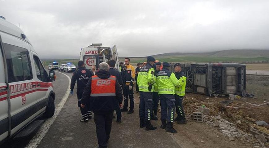 Aksarayda yolcu otobüsü devrildi 20 yaralı