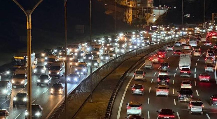 İstanbulda akşam saatlerinde trafik yoğunluğu yaşanıyor Yüzde 81e çıktı